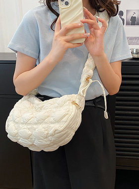 饺子包2026春夏小众百搭云朵褶皱包女大容量轻便羽绒单肩包斜挎包