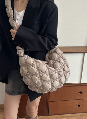 新款L大号日韩小众可调节肩带尼龙包云朵包褶皱大容量斜挎包背包