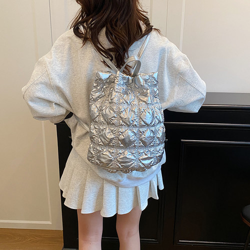 小众设计银色轻奢包包云朵水桶包大容量女包褶皱通勤双肩包手提包