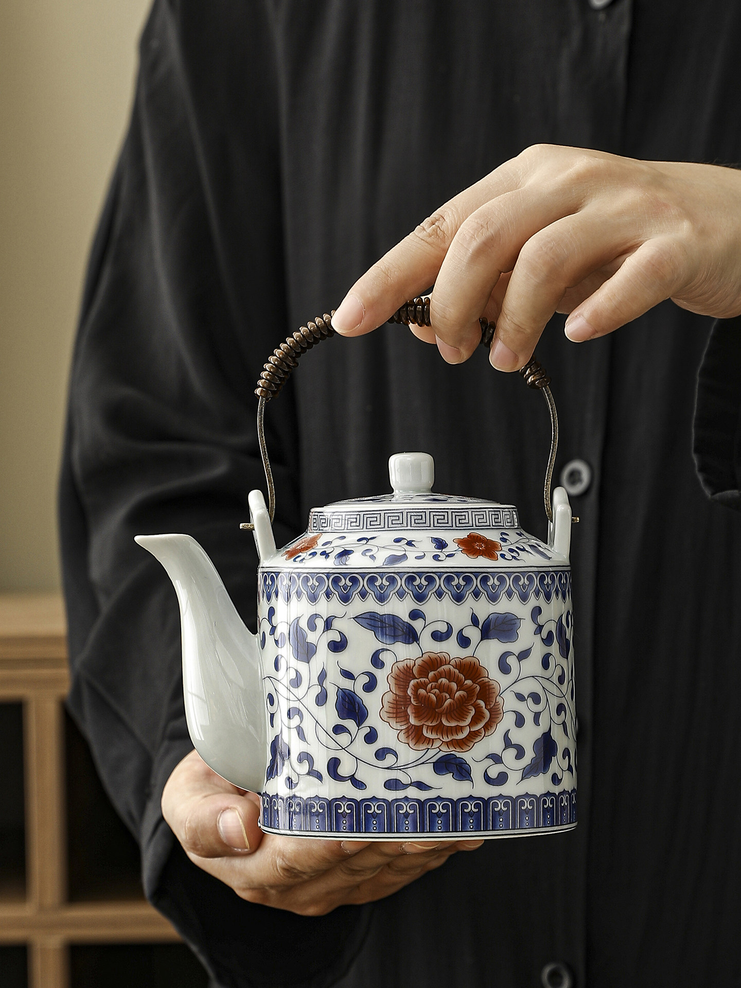 青花瓷缠枝莲提梁壶小号泡茶壶中老式家用陶瓷凉水壶养身壶单壶