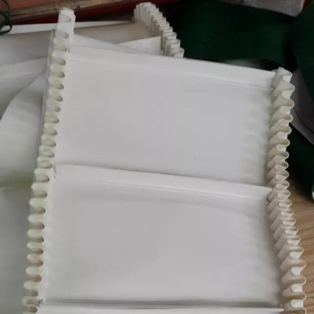 PU白色食品用输送带 防粘耐油耐腐蚀传送带 挡板导条运输带厂家