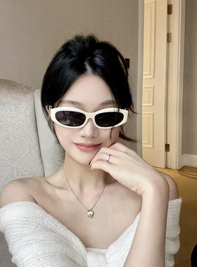 覆古太阳镜2025新款防晒白框高端太阳镜方形和圆脸在海滩拍照