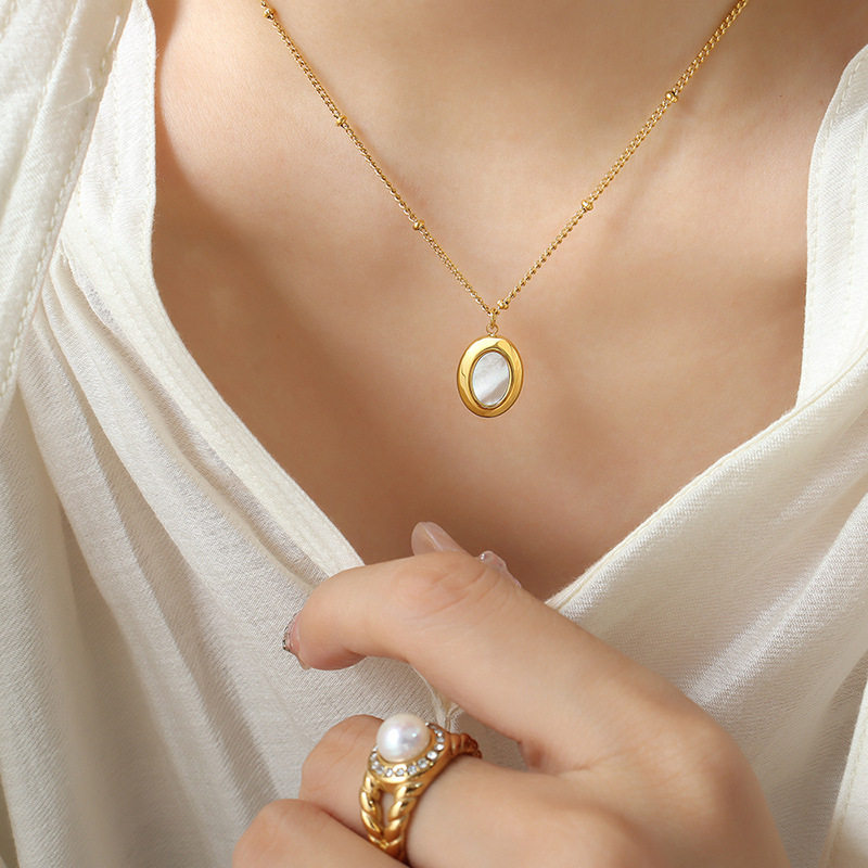 欧美法式柔美晚宴派对时尚配饰钛钢镀金椭圆吊坠镶嵌彩贝项链女