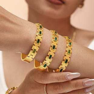 欧美INS风绿方块玻璃手镯卡扣设计钛钢镀18K金跨境镯子高端首饰
