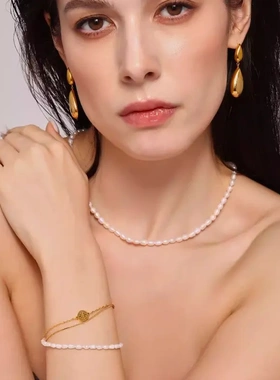 欧美ins风高端个性百搭设计感简约三层福牌淡水珍珠手链钛钢镀金