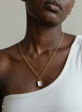 不锈钢镀18K真金白海贝方牌吊坠