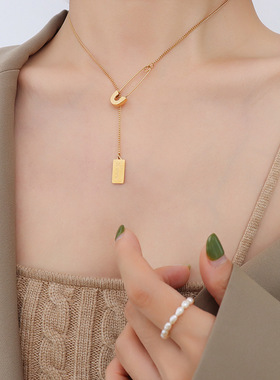 韩版风时尚创意别针字母方牌毛衣链冬季新款镀18金项链百搭饰品女