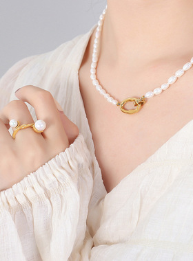 法式优雅时尚轻奢高级感天然淡水珍珠链暗扣个性设计环扣吊坠项链