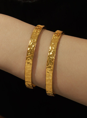 时尚通勤休闲风个性几何饰品小众锤纹纹理设计感钛钢镀金开口手镯