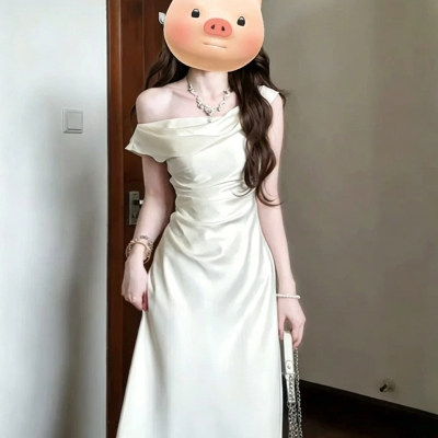 法式名媛风斜肩白色缎面连衣裙女2026夏季新款气质宴会礼服长裙子