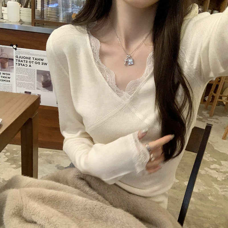 白色蕾丝V领针织打底衫女秋冬