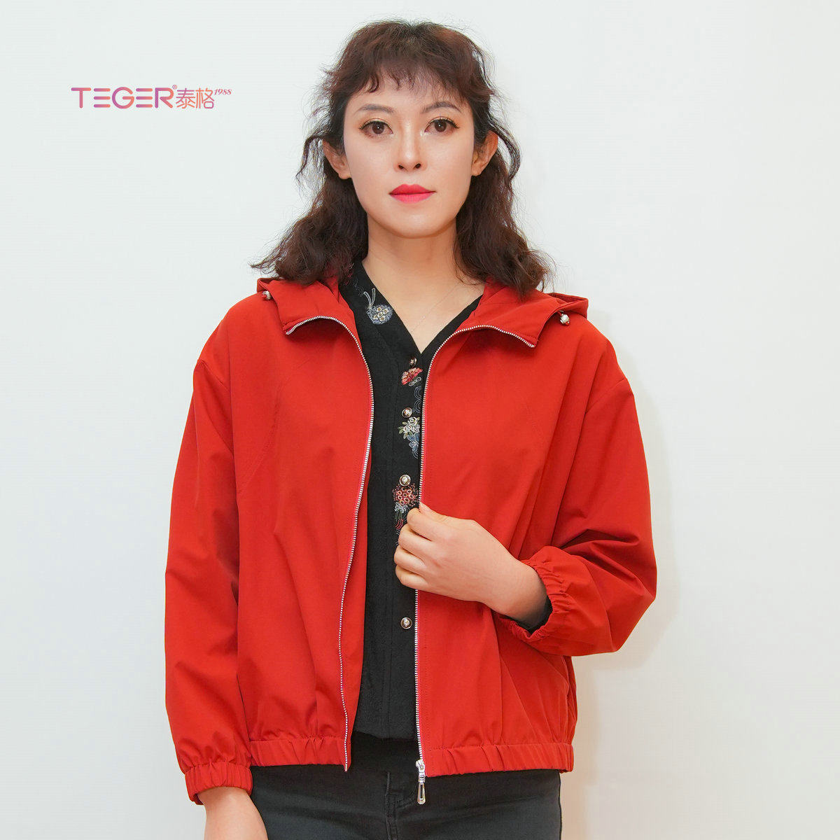 泰格女装2025春装时尚休闲通勤常规刺绣连帽外套中年大码女装外衣