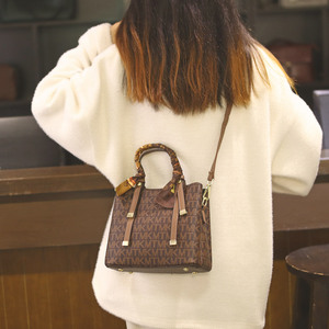 手提包包女士2023新款水桶通勤大包质感小众女式大容量斜挎多隔层