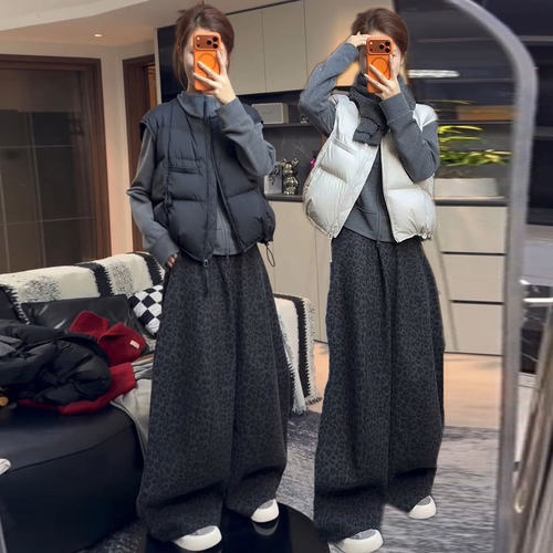 白鸭绒坎肩+加绒豹纹牛仔弯刀裤