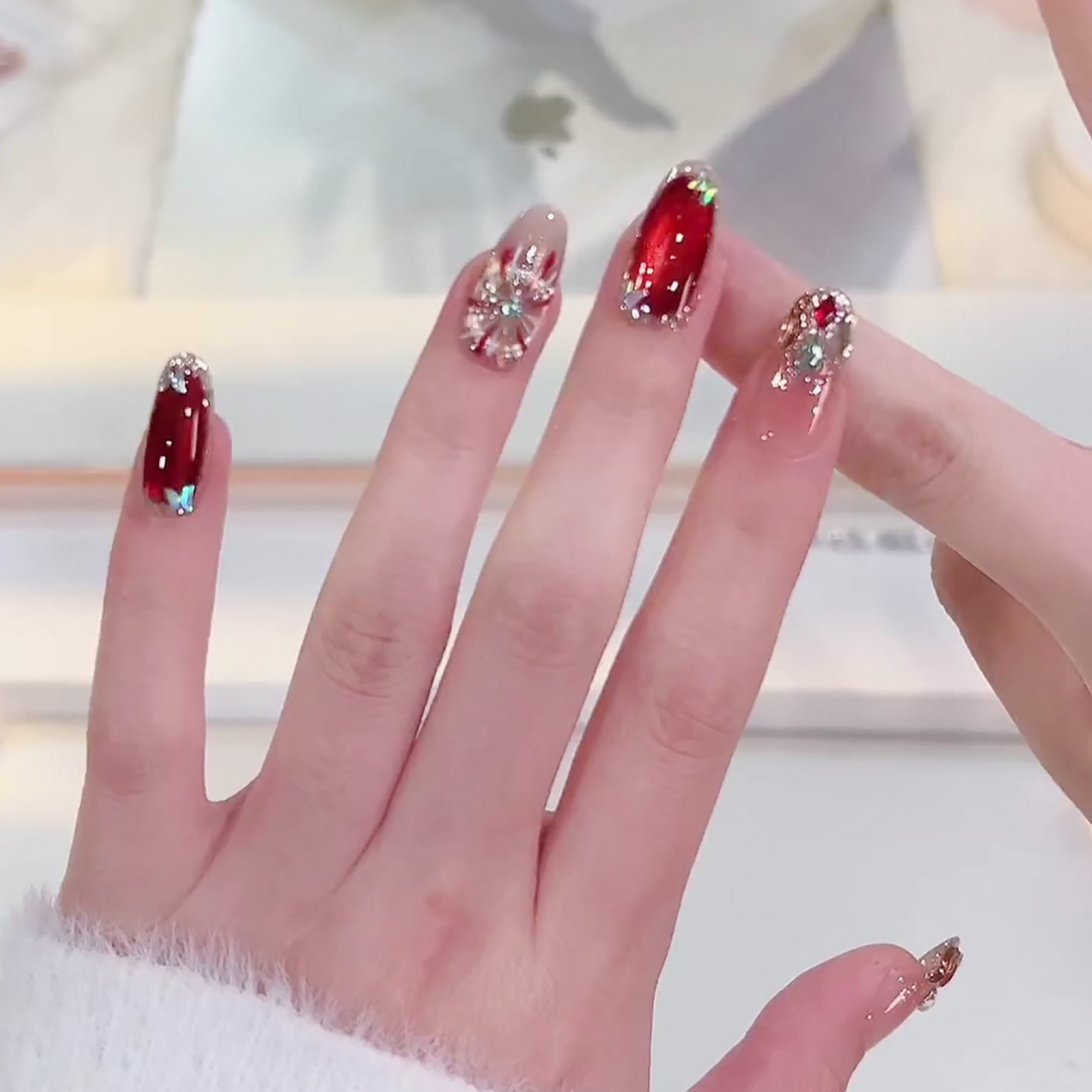 2025年新款告白烟火彩色烟花红色猫眼美甲显白穿戴甲手工定制婚甲