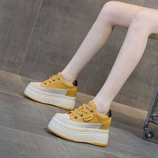 轻便小白鞋女2025新款春秋季爆款软厚底休闲显脚小个子内增高女鞋