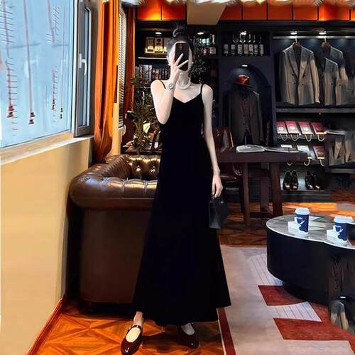 金丝绒V领吊带连衣裙女春秋胖mm