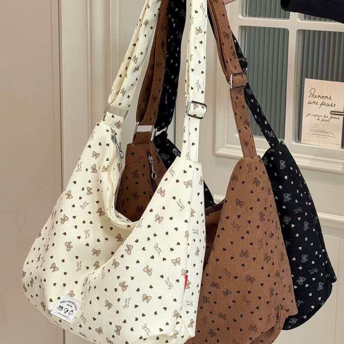 新式斜挎单肩包女士休闲百搭轻便款饺子包小众不撞款简约百搭大气