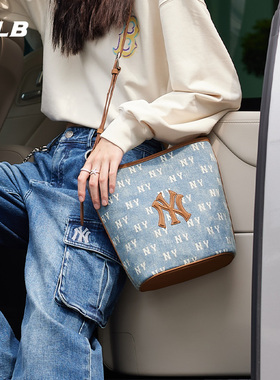 【情人节礼物】MLB官方男女情侣牛仔满印老花水桶包25冬新款BMMV6