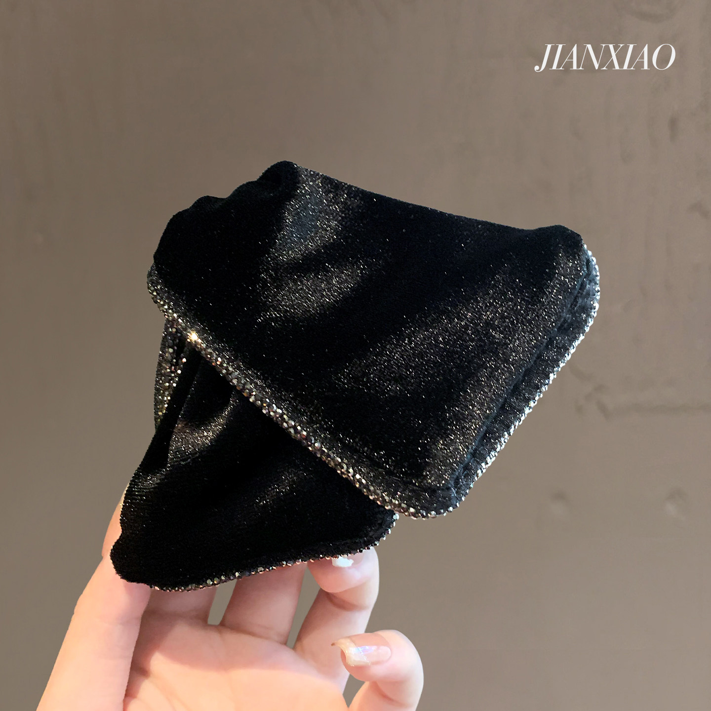 高级感丝绒水钻三角抓夹气质盘发夹优雅后脑勺鲨鱼夹网红同款头饰