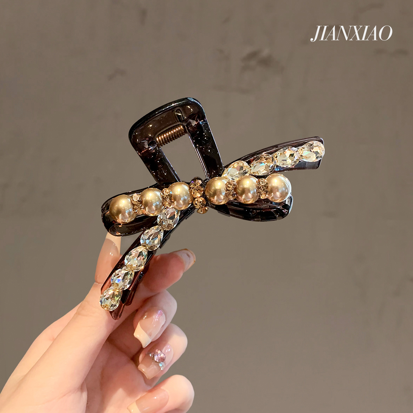轻奢满钻蝴蝶结中号抓夹新款高级感后脑勺盘发夹气质百搭鲨鱼夹子