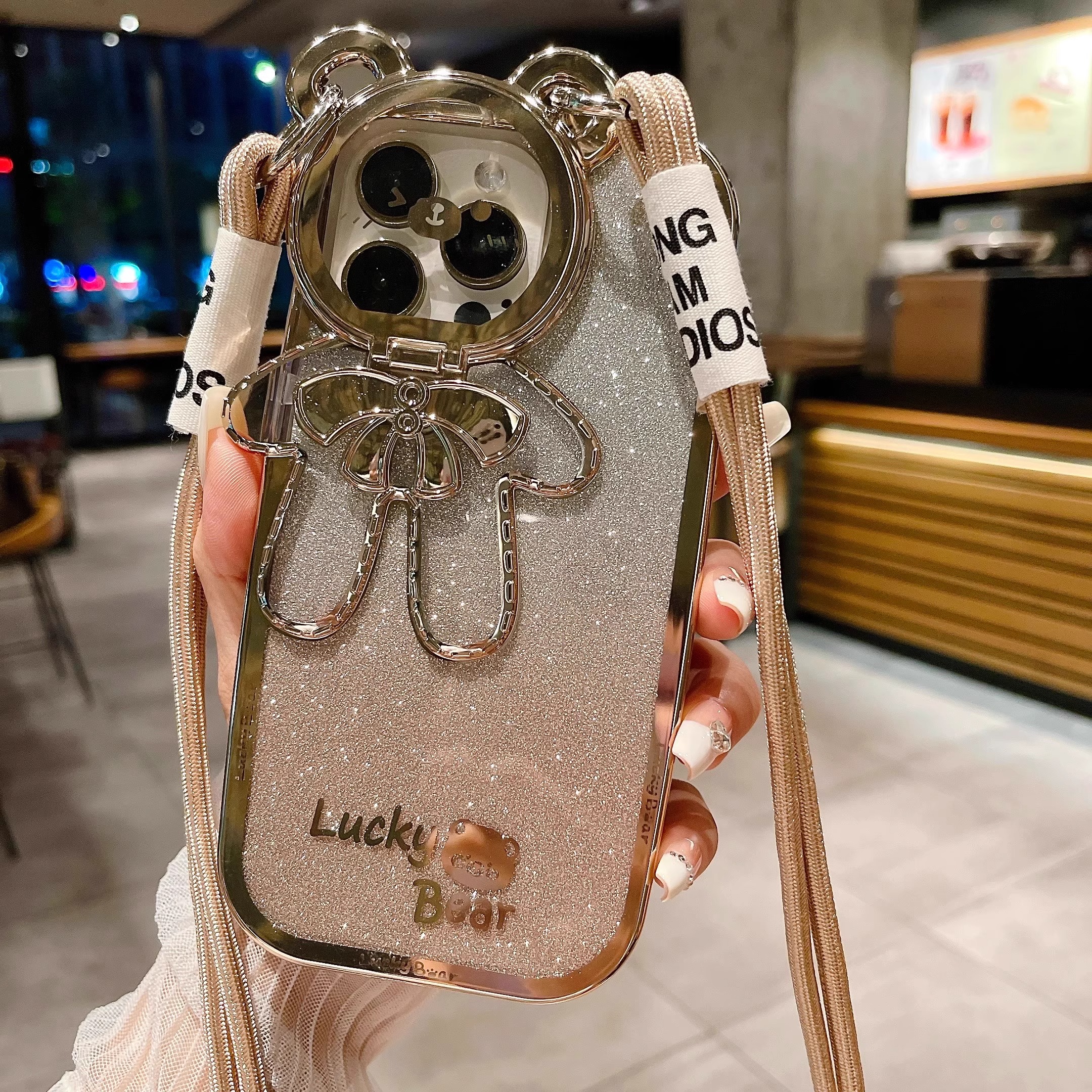 适用苹果16promax手机壳新款幸运熊镜头iPhone16pro高级感镜头全包防摔保护套15网红高档卡通超火斜跨13情侣
