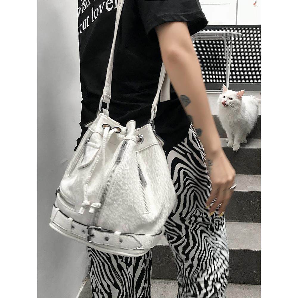 欧美时尚复古铆钉水桶包女202新款朋克风暗黑斜挎包单肩包港风包