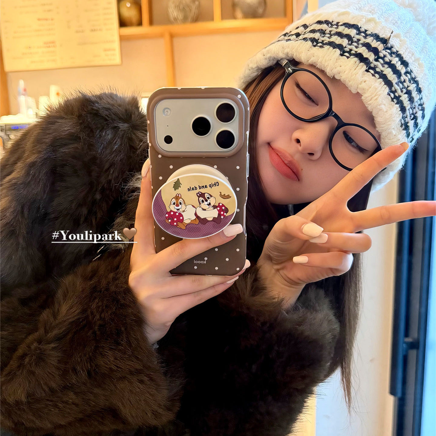 棕波点卡通磁吸支架苹果手机壳女