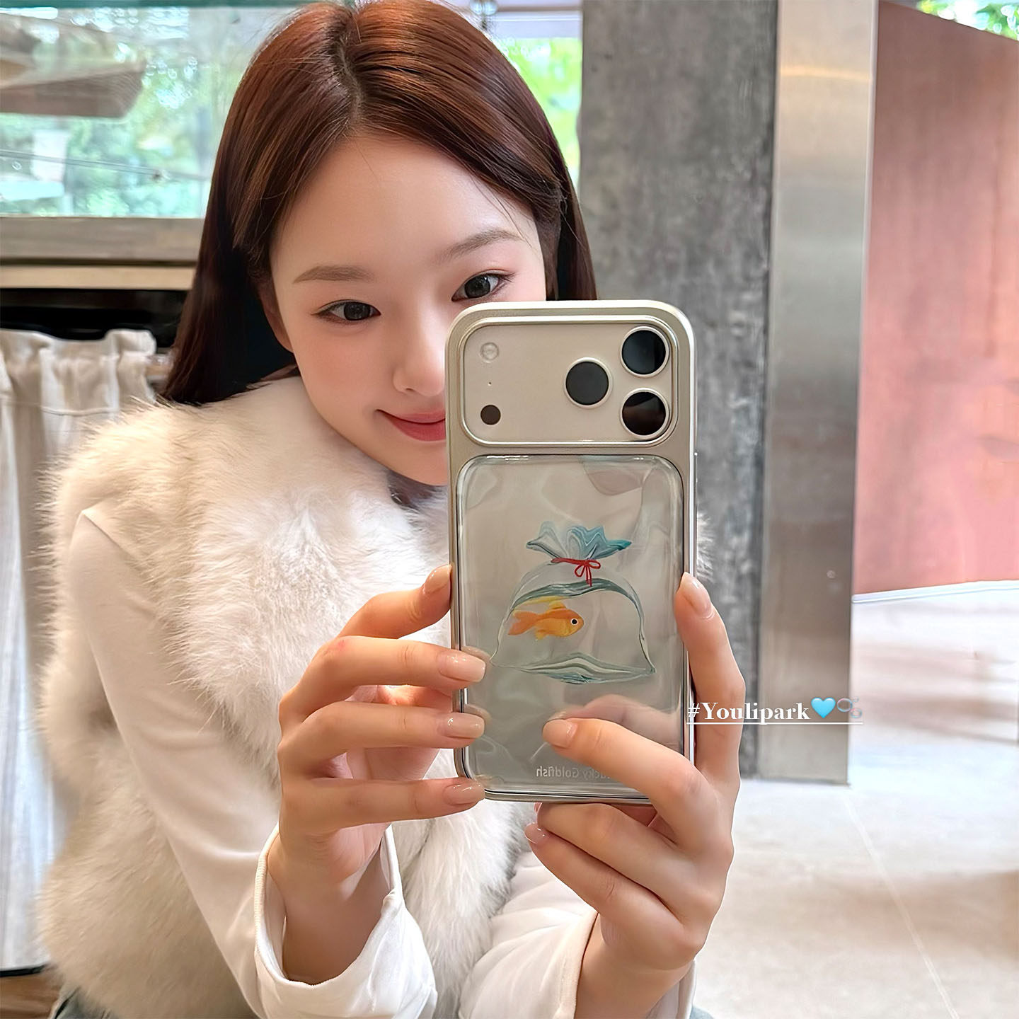 由里公园ins韩系小众电镀水波纹金鱼插画17适用17pro苹果1