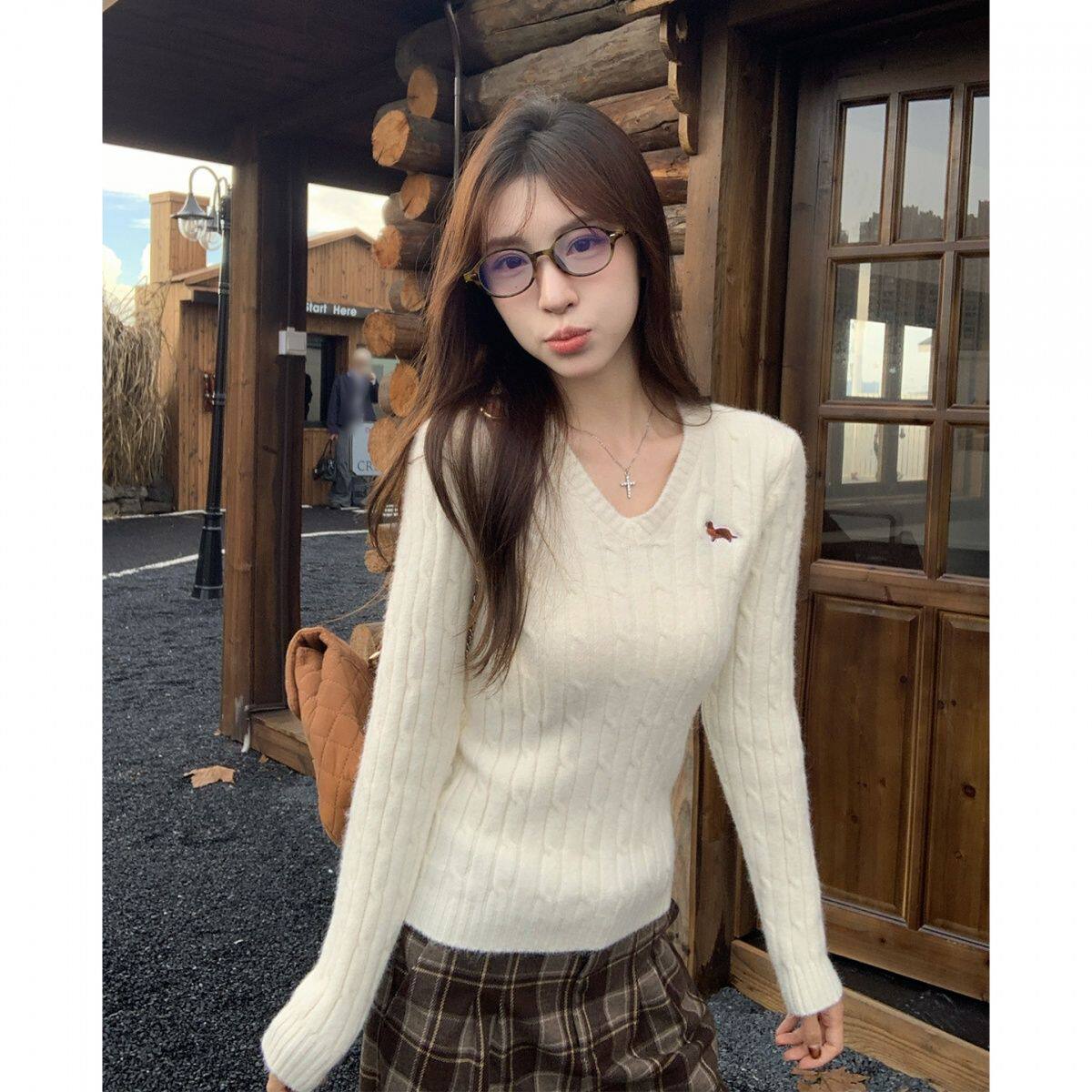 刺绣v领麻花针织衫女秋冬新款打底内搭毛衣长袖上衣