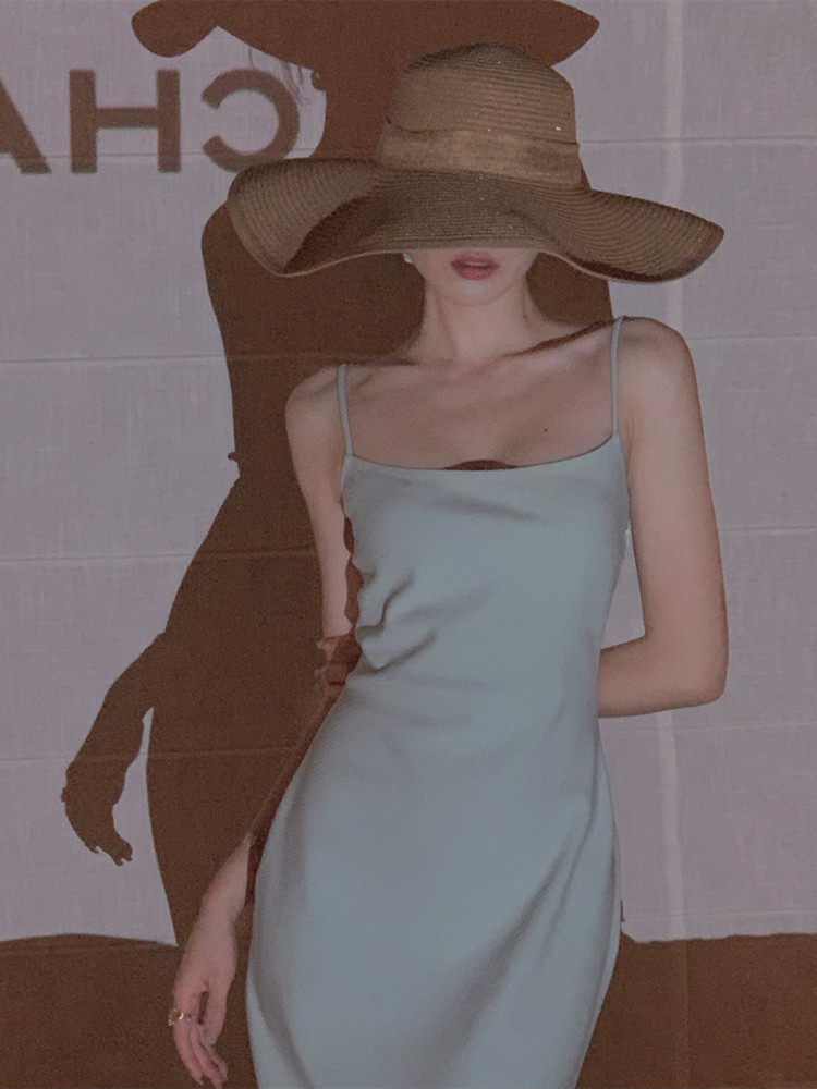 法式吊带连衣裙女夏修身开叉高级感设计感小众海边度假穿搭沙滩裙