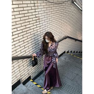 2025年夏季新款法式复古印花双色绑带V领上衣气质淑女显瘦衬衣女