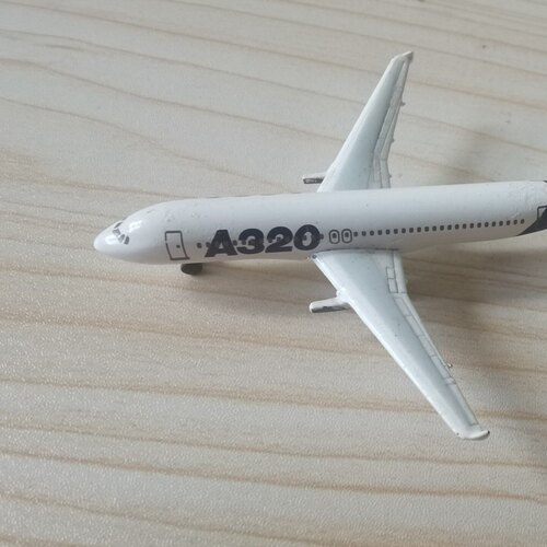 A320航模，底处有一处擦痕已标出，大小1:500，出单机，其他的配
