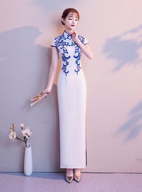 2026新款青花瓷长款修身红色白色改良旗袍裙宴会晚礼服舞台走秀演