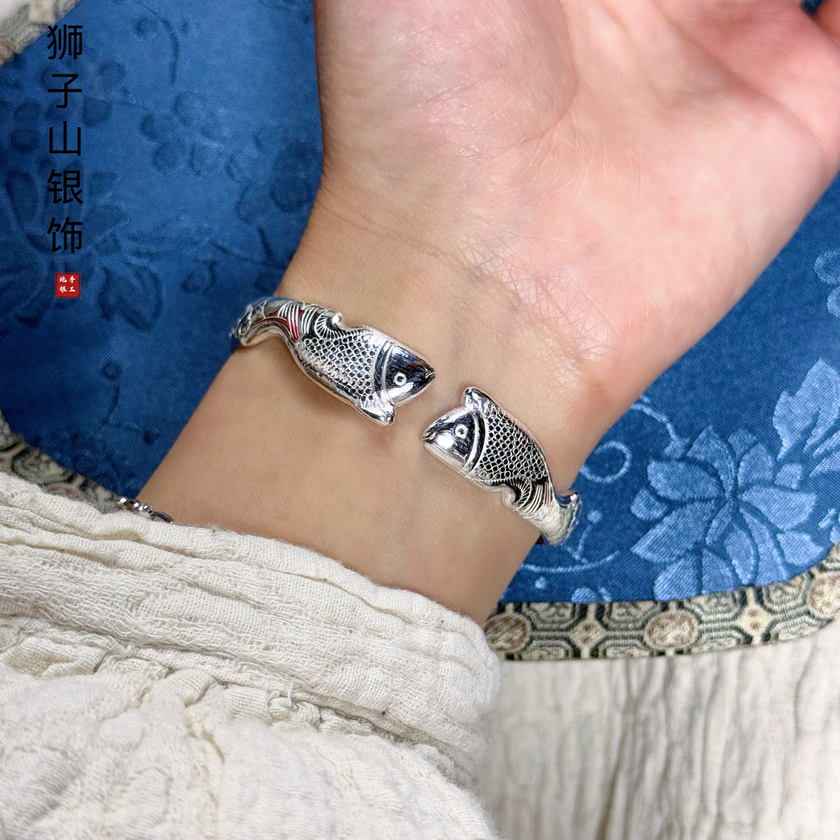 对鱼立体足银999手工开口手镯