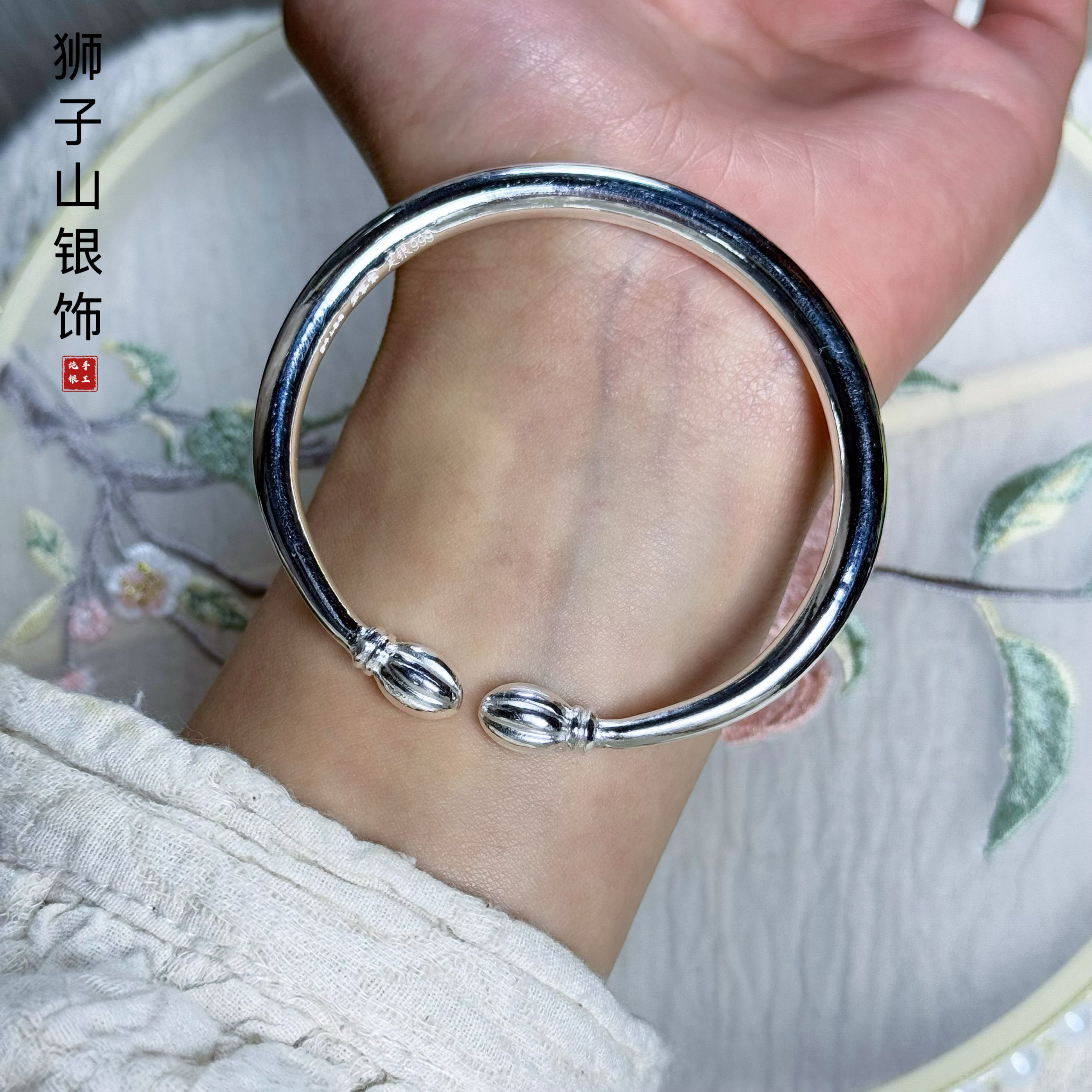 小香瓜足银花苞素圈银手镯