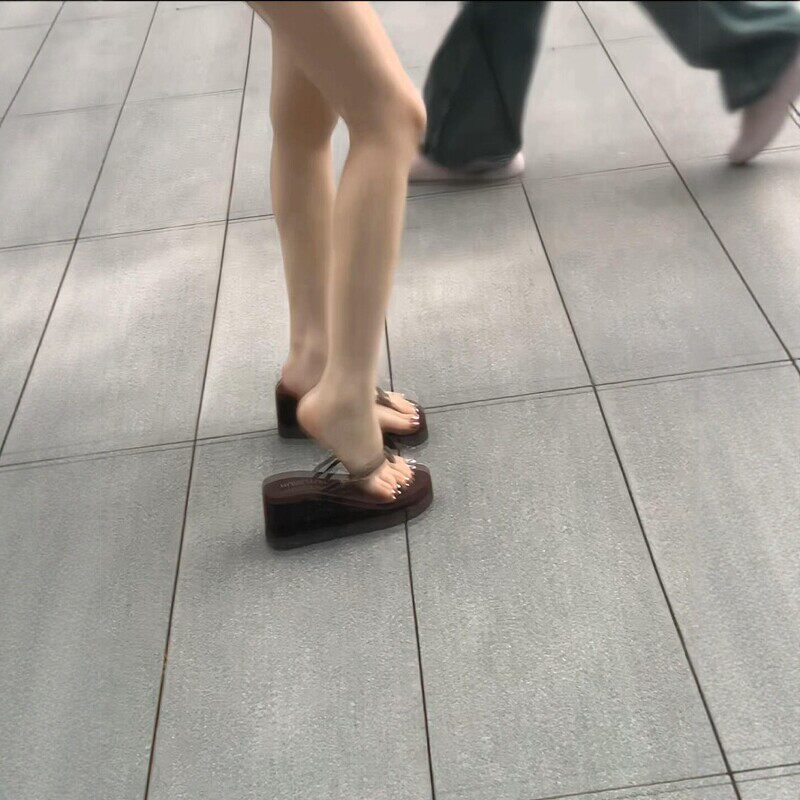 棕色厚底人字拖鞋女夏外穿增高坡跟海边沙滩防滑夹脚凉拖鞋2025新