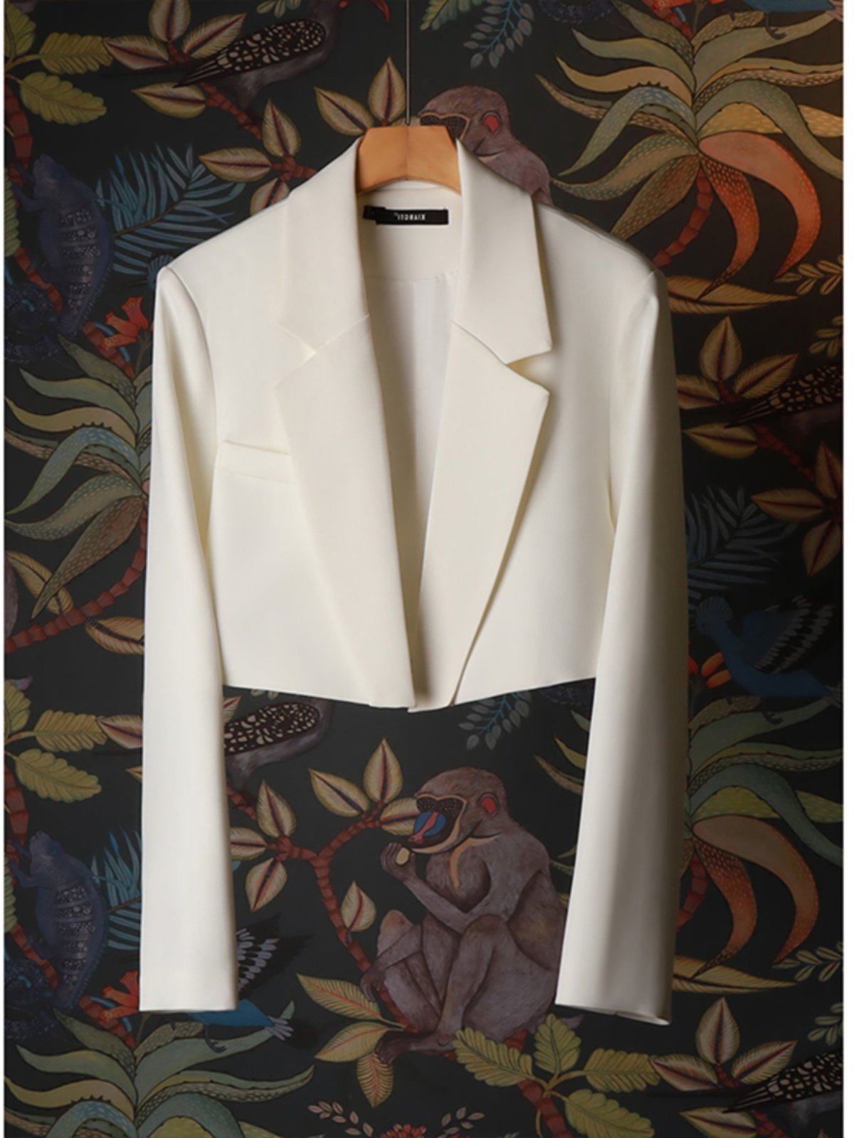 白色短款西装外套女春秋季修身显瘦小个子设计感小众百搭休闲上衣