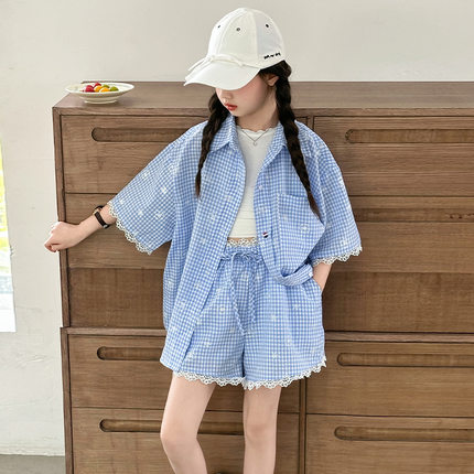 女童夏装防晒套装2025新款儿童洋气蓝色格子衬衫小女孩蕾丝边短裤