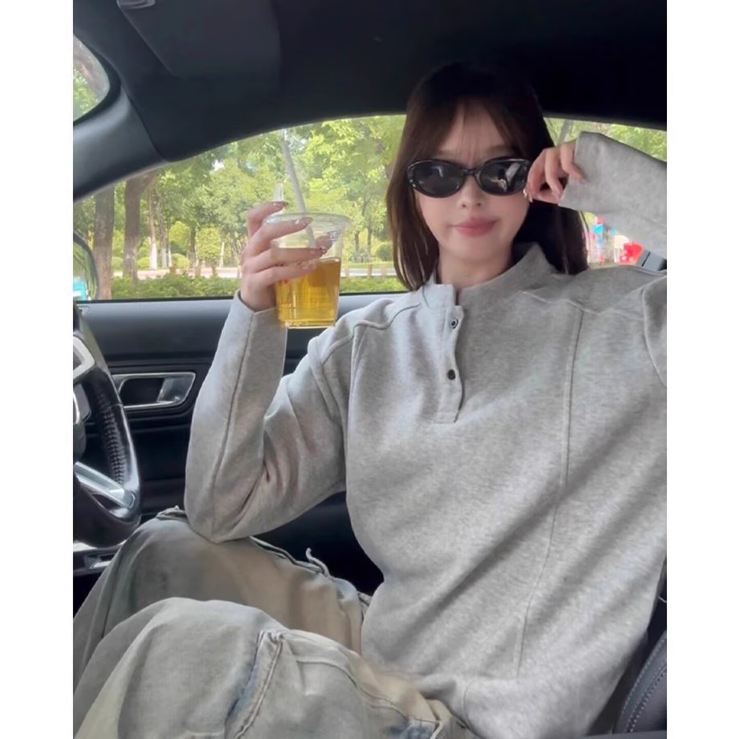 宽松版棉质钉珠袖口白衬衫秋季时髦百搭纯色卫衣