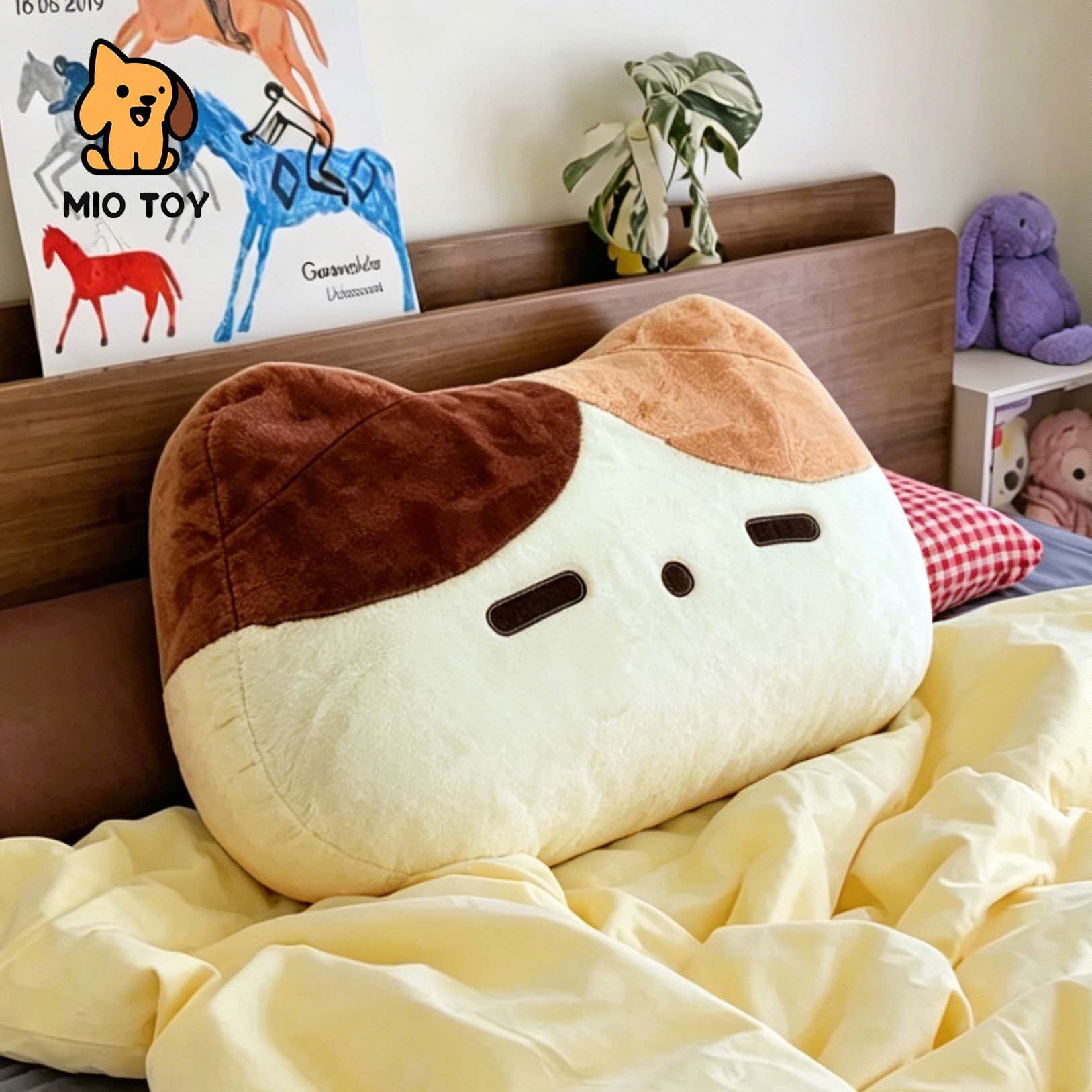 三花猫床上玩手机大靠背软包靠枕