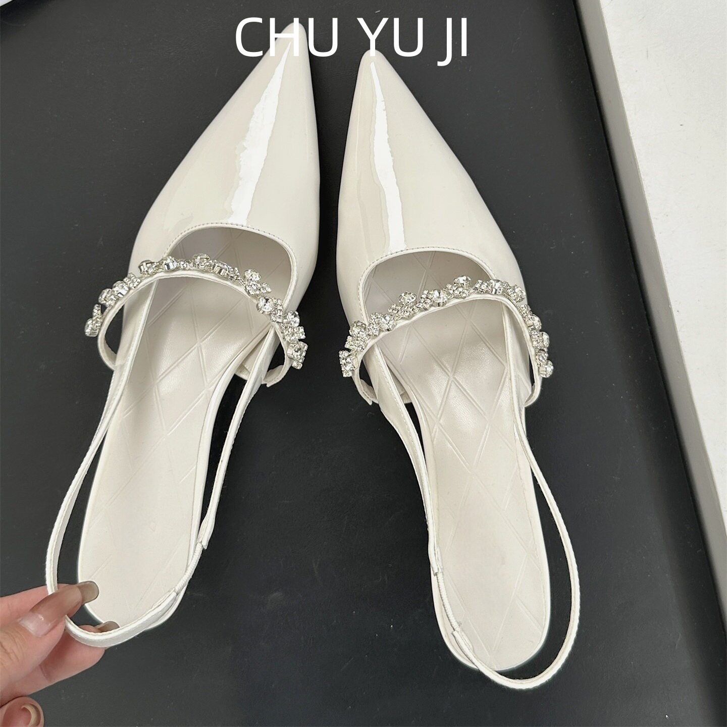 通勤女鞋初遇季2026年漆皮尖头高跟单鞋女白色小猫跟婚鞋法式黑色