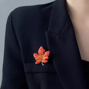 精致红色枫叶胸针复古设计感小众羊绒大衣胸花气质百搭男女配饰潮