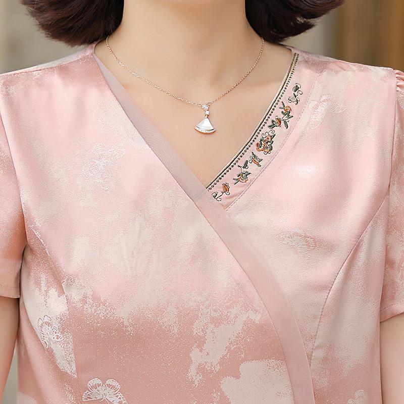 领上衣岁女T恤衫洋气夏装新款中老年缎面冰感高贵v妈妈短袖50