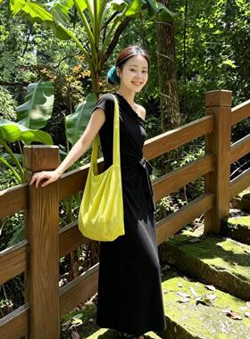 XZN黑色木耳边斜肩连衣裙子女夏季2026新款绑带收腰气质露肩长裙