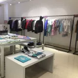 Железное серое кольцо клубное магазин одежды мужские женские полки отображают полки пола боковая сторона боковой боковой боковой наборок на полке специальное предложение специальное предложение