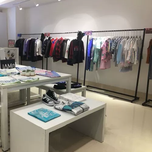 Железное серое кольцо клубное магазин одежды мужские женские полки отображают полки пола боковая сторона боковой боковой боковой наборок на полке специальное предложение специальное предложение