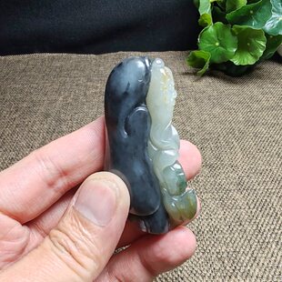 新疆和田玉真皮籽玉青花翠色巧雕渔翁莲花渔翁得利手把件男