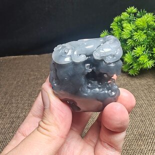 新疆和田玉真皮籽玉青花精雕螭龙貔貅钱币生意兴隆手把件