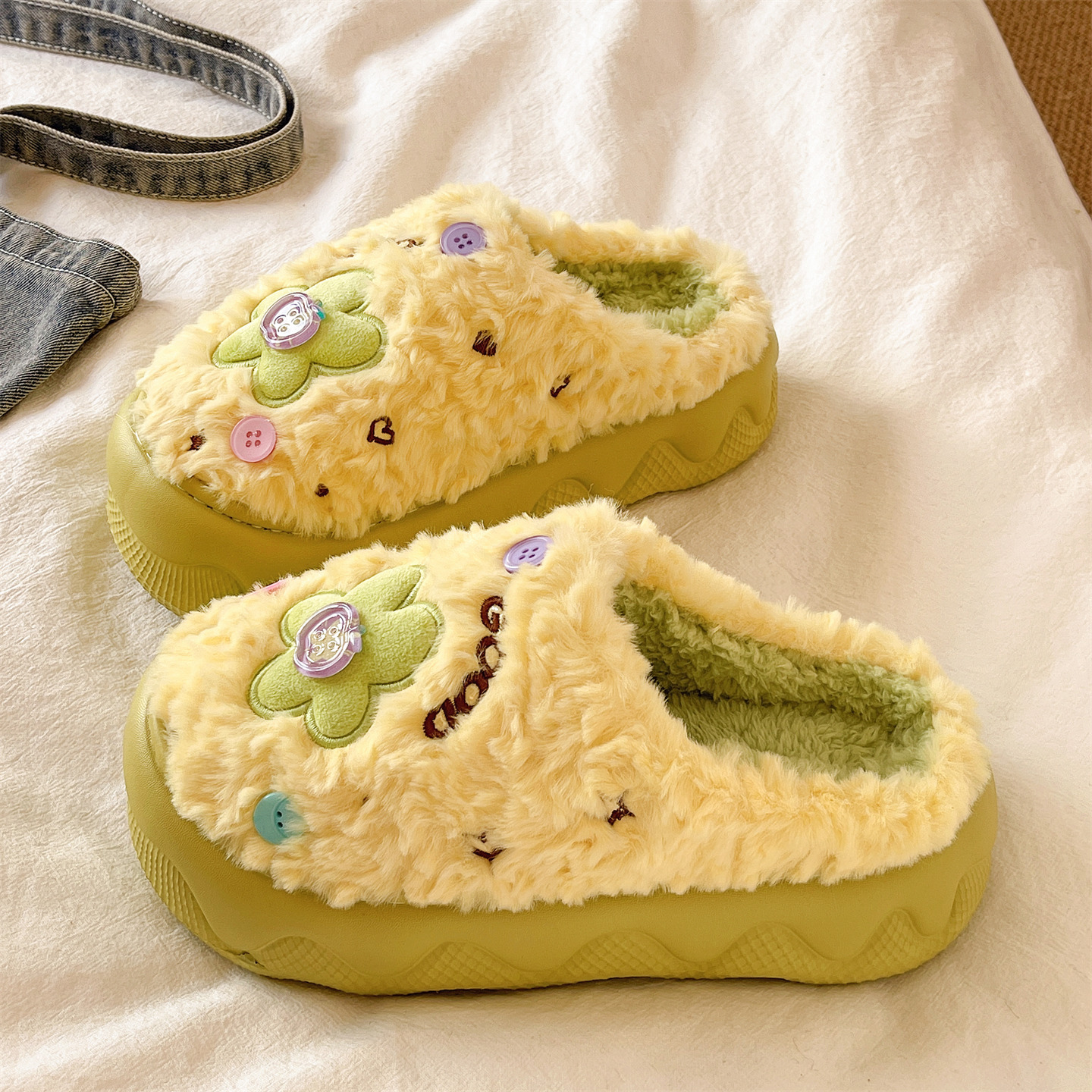 可爱花朵纽扣厚底毛毛拖鞋